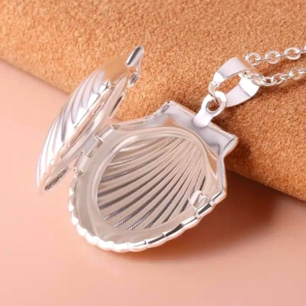 SILVER SEASHELL LOCKET